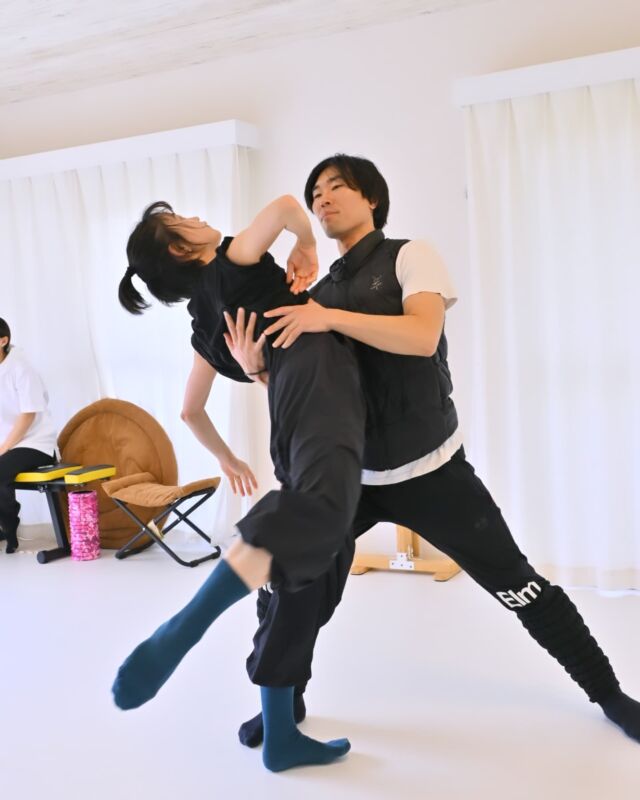 【新デュエットブラッシュアップ✨】

コンテンポラリーバレエダンサー＆振付家 糸原聖美です💃

本日の山口公演『めぐる』に向けてのリハーサルは新作デュエットのブラッシュアップを行いました😊

振り付けがほぼ仕上がったので、今日は部分練習に時間をあてました。

時間を空けると感覚が変わってくるのでやはり継続的練習が大切ですね🤗

Dance: @satoko.hks , @t_k_motor
Choreography: @sancesatomi , @studio_sance

Photo by: @okomei.ballet_official , @_comet3_
-----------------------------------------

コンテンポラリーバレエ公演『めぐる』2025年夏

■日時：2025年8月2日(土)
■会場：秋吉台国際芸術村
■振付：糸原聖美
■ダンス：竹本悠一郎, 木原萌花, 新村郁絵, 樋笠理子
■演奏：篠崎爽太郎(ヴァイオリン), 永久真衣(ピアノ)
■後援：美祢市、tysテレビ山口、KRY山口放送

🎫チケットはプロフィール欄リンクより☝❣️

#ダンス公演 #舞台芸術 #新作舞台 #めぐる2025 #dance #ダンス #ballet #バレエ #コンテンポラリーバレエ #contemporarydance #山口県 #山口の人と繋がりたい #リハーサル #練習 #rehearsal #秋吉台国際芸術村 #contemporaryballet #山口バレエ