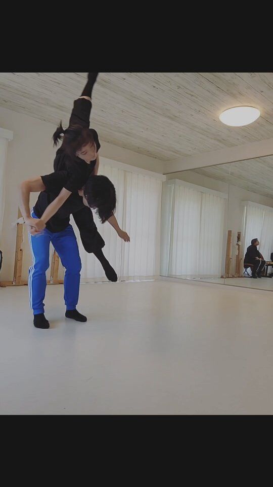コンテンポラリーバレエダンサー＆振付家 糸原聖美です🌷

山口県での公演『めぐる in 山口』に向けて、着々とリハーサルを進めています。

振り入れが終わったもののブラッシュアップも進んできて、徐々に動きがスムーズになってきました!✨(多分。笑)

公演詳細情報、チケット購入が可能なホームページを公開しております😊 
プロフィール欄より覗いてみてください❣️

Dance: @satoko.hks , @t_k_motor
Choreography: @sancesatomi
-----------------------------------------

コンテンポラリーバレエ公演『めぐる』2025年夏

■日時：2025年8月2日(土)
■会場：秋吉台国際芸術村　コンサートホール
■振付：糸原聖美
■ダンス：竹本悠一郎, 木原萌花, 新村郁絵, 樋笠理子
■演奏：篠崎爽太郎(ヴァイオリン), 永久真衣(ピアノ)
■後援：美祢市、tysテレビ山口、KRY山口放送

🎫チケットはプロフィール欄リンクより☝

#ダンス公演 #舞台芸術 #新作舞台 #めぐる2025 #dance #ダンス #ballet #バレエ #コンテンポラリーバレエ #contemporarydance #山口県 #山口の人と繋がりたい #リハーサル #練習 #rehearsal #秋吉台国際芸術村 #contemporaryballet #山口バレエ