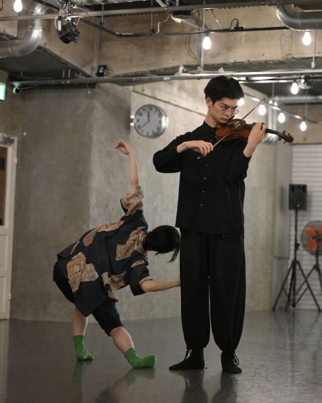 【即興ダンス with ヴァイオリン💃🎻】

コンテンポラリーバレエダンサー＆振付家 糸原聖美です🌸

本日は山口公演『めぐる』のリハーサル写真のご紹介です。

篠崎さん @sout492.ne.jp の演奏によるイザイのバラードは美しく、迫力もあり、リハーサルながら聴き入ってしまいました😍  そんな音楽と一体になった @momokakihara さんの踊り、ぜひ会場で観ていただきたいです❣️

Dance: @momokakihara
Music: @sout492.ne.jp

Photography: @_comet3_ @okomei.ballet_official

-----------------------------------------

 秋吉台国際芸術村やまぐちアーティスト支援事業
◆コンテンポラリーバレエ公演『めぐる in 山口』◆

■日時：2025年8月2日(土)  14:00~
■会場：秋吉台国際芸術村 コンサートホール
■振付：糸原聖美
■ダンス：竹本悠一郎, 木原萌花, 新村郁絵, 樋笠理子
■演奏：篠崎爽太郎(ヴァイオリン), 永久真衣(ピアノ)
■後援：美祢市、tysテレビ山口、KRY山口放送

🎫チケットはプロフィール欄リンクより☝❣️

#ダンス公演 #舞台芸術 #新作舞台 #めぐる2025 #dance #ダンス #ballet #バレエ #コンテンポラリーバレエ #contemporarydance #山口県 #山口の人と繋がりたい #リハーサル #練習 #rehearsal #秋吉台国際芸術村 #山口県美祢市 #contemporaryballet #山口バレエ #やまぐちアーティスト支援事業